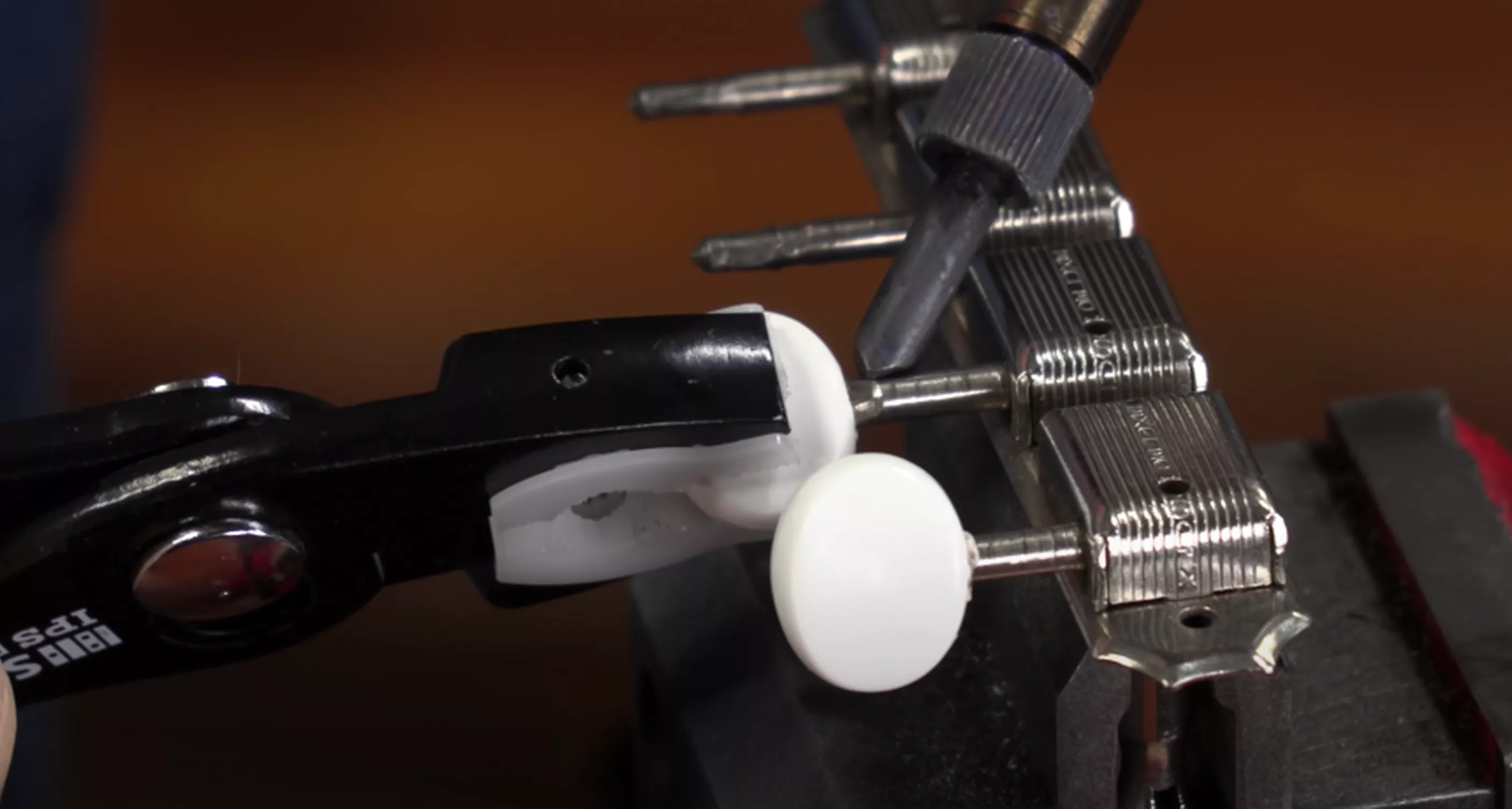 Fixing Albert Lee’s Crumbling Tuner Knobs - StewMac