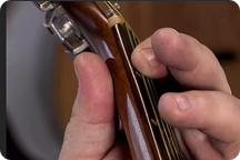 dedos entrastado una guitarra