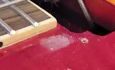 Lacquer drop fill: hiding a scratch on a customer's Les Paul - StewMac
