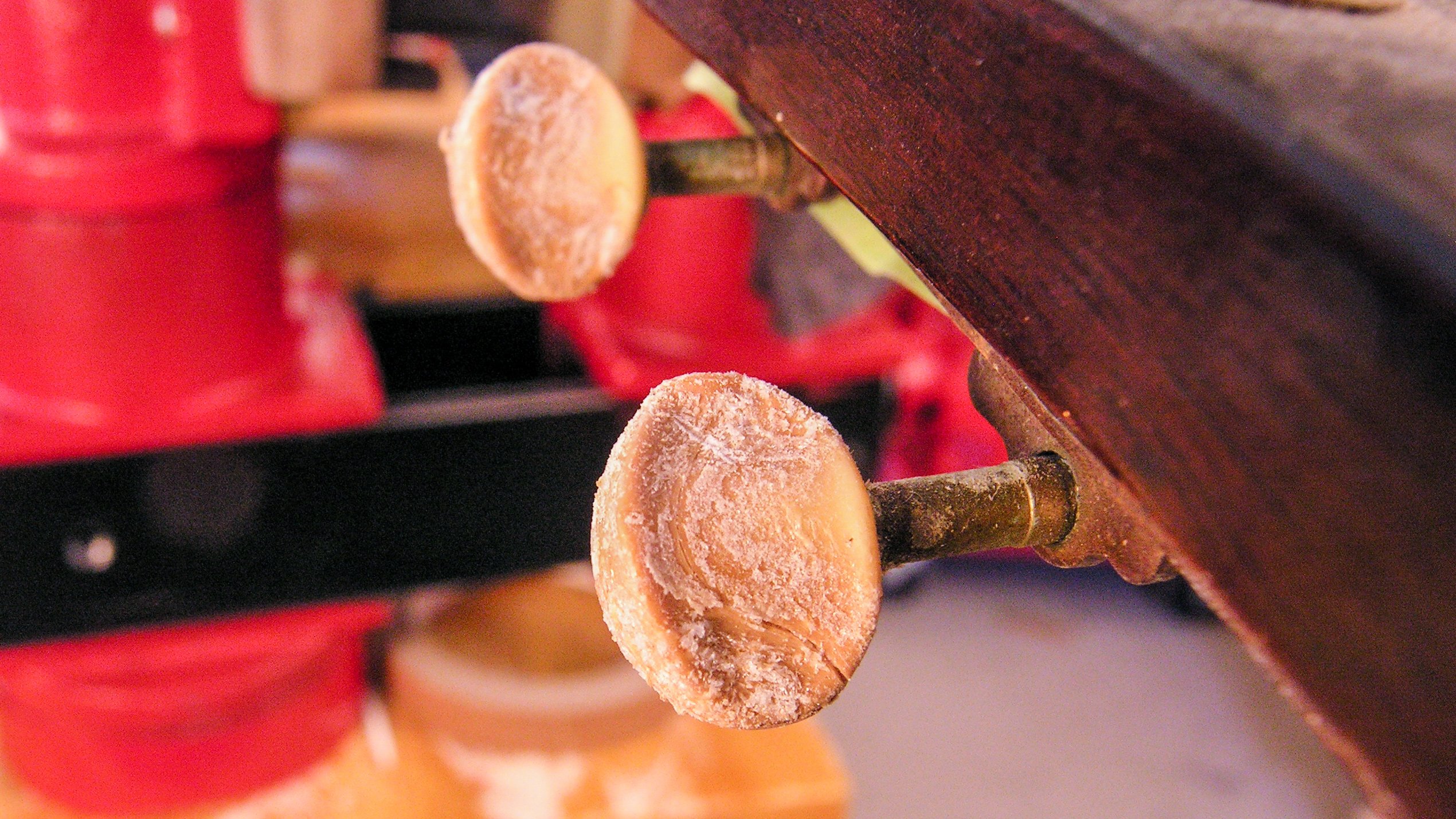 Replacing damaged tuner knobs Replacing damaged tuner knobs