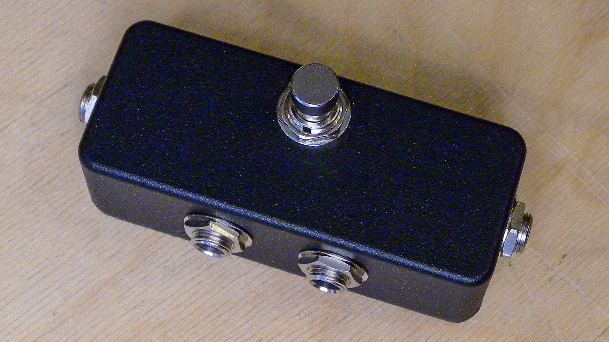 Build this bypass pedal to turn your stompboxes OFF! Build this bypass pedal to turn your stompboxes OFF!