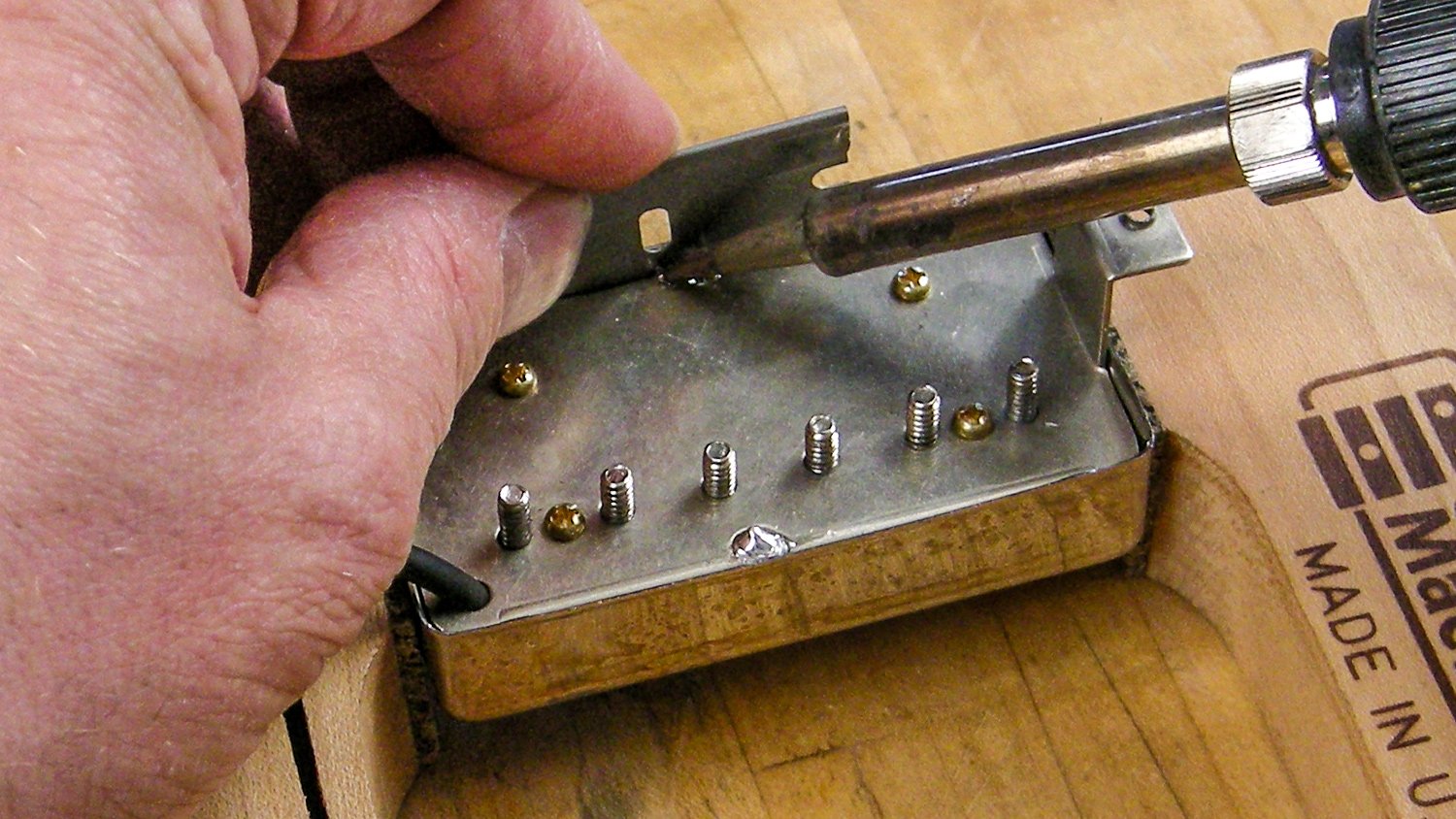 How to open a humbucker and reverse the polarity How to open a humbucker and reverse the polarity