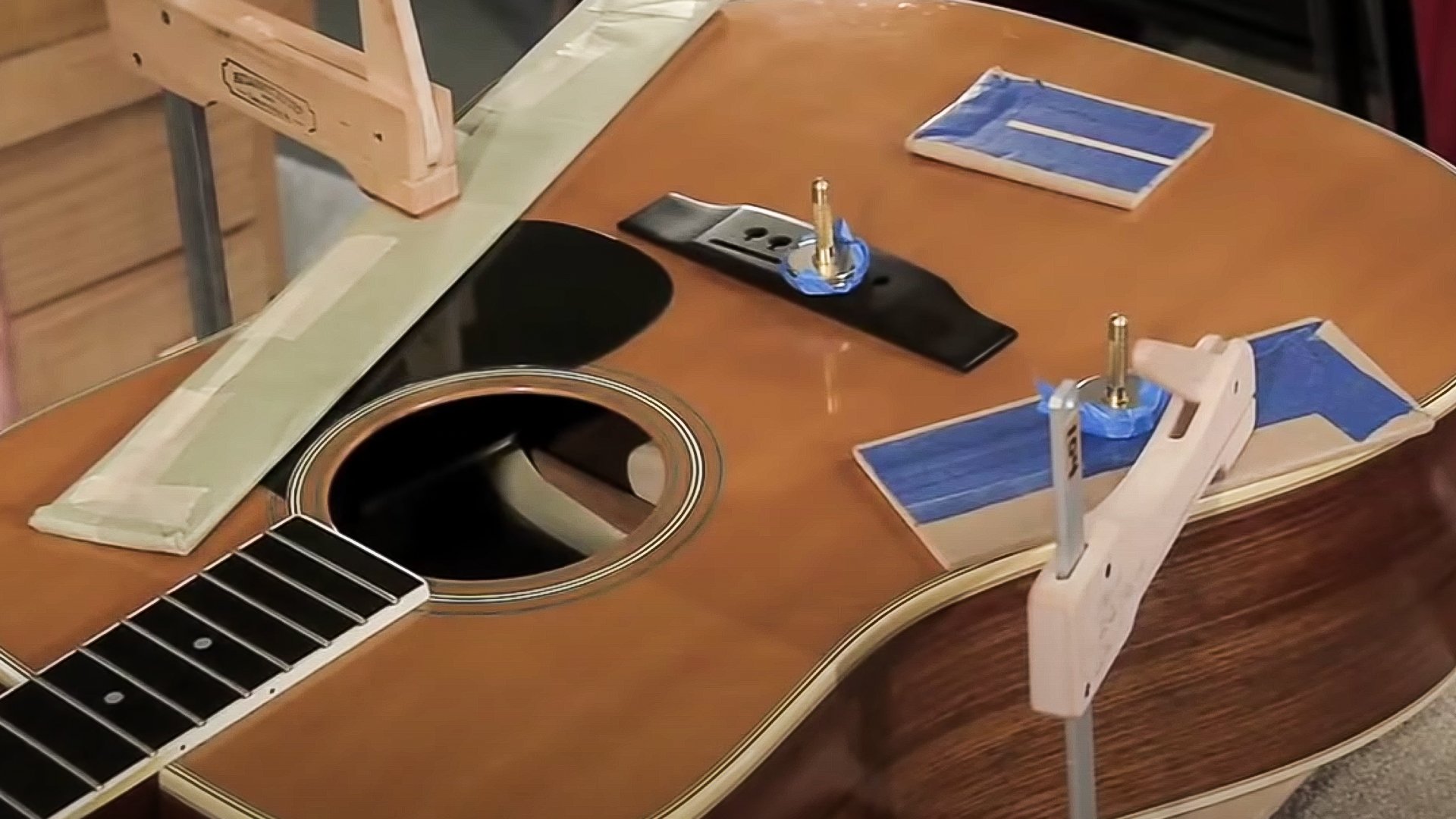 Video: Gluing a Martin D-35 back brace  Video: Gluing a Martin D-35 back brace