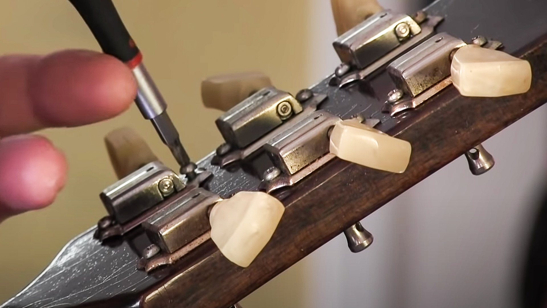 How to clean and lube dirty old guitar tuners How to clean and lube dirty old guitar tuners
