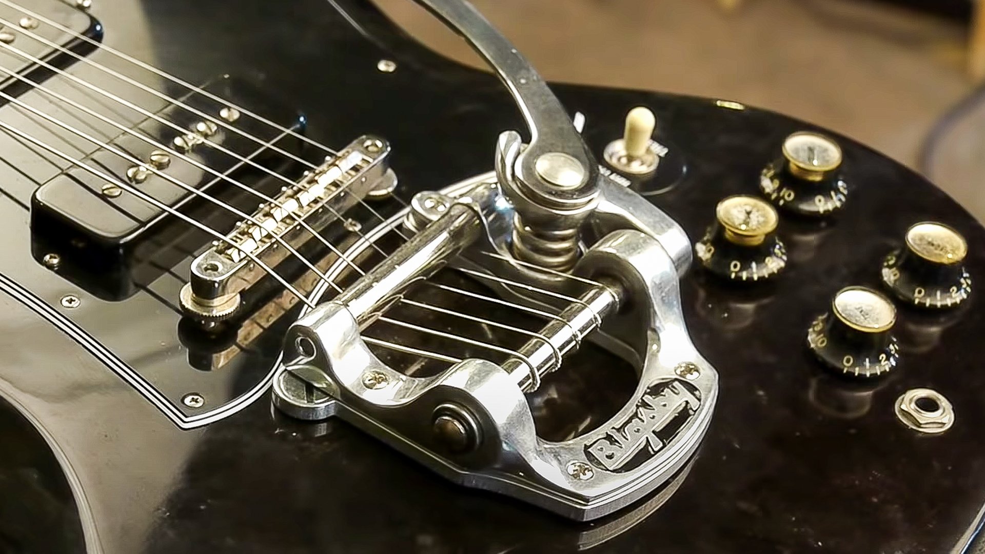 Vibramate Bigsby vibrato mount: no drilling!