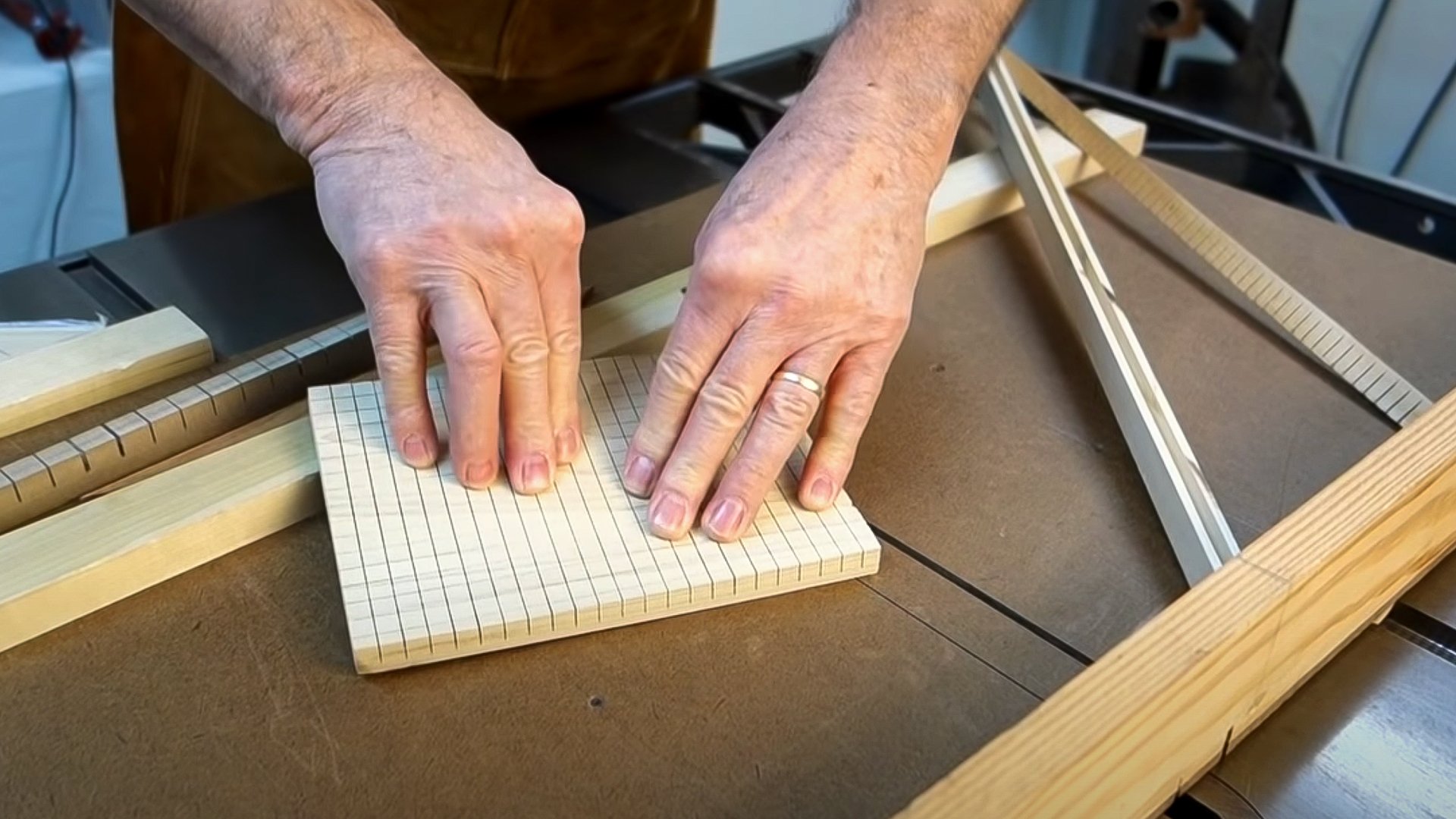 Table saw shooting board for fret slots and flexible cauls Table saw shooting board for fret slots and flexible cauls